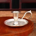 Bougeoir à main doré au design intemporel