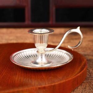 Bougeoir à main doré au design intemporel