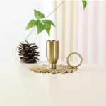 Bougeoir doré à main au style rétro