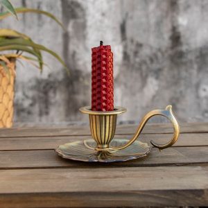 Bougeoir en métal avec motif de fleur