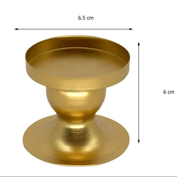 Bougeoirs raffinés en doré, ajoutent une touche de luxe