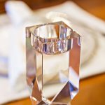 Bougeoir décoratif en cristal avec design sablier