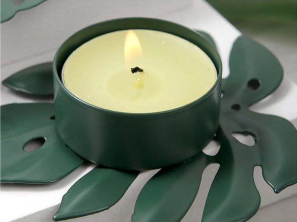 Bougeoir doré inspiré de la plante Monstera