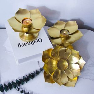 Bougeoir doré design lotus élégant