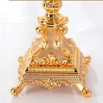 Éclairage chaleureux avec bougeoir doré