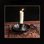 Accessoire vintage en fonte, idéal pour un éclairage doux