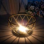 Bougeoir doré aux formes géométriques originales