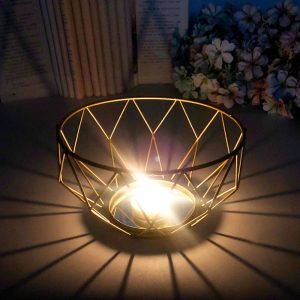 Bougeoir doré aux formes géométriques originales