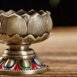 Élégant bougeoir Lotus en fer forgé doré