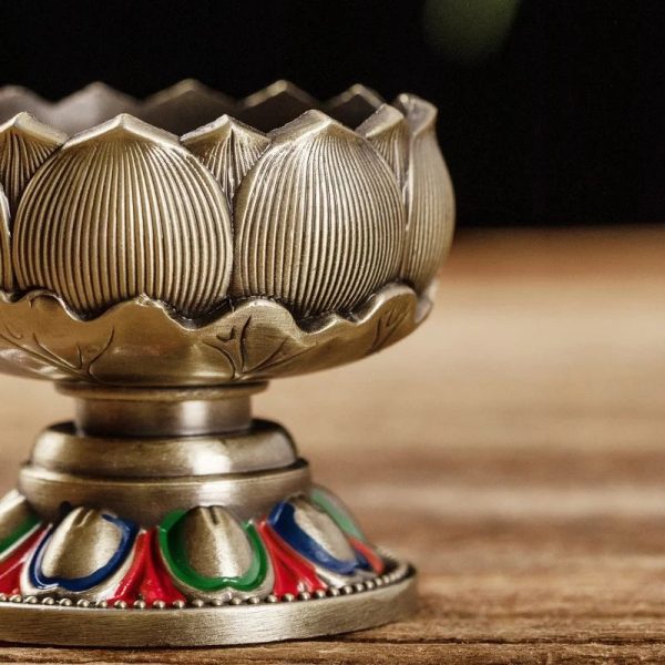 Élégant bougeoir Lotus en fer forgé doré