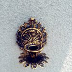 Accessoire décoratif mural doré, idéal pour l'éclairage d'ambiance