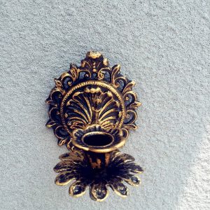 Accessoire décoratif mural doré, idéal pour l'éclairage d'ambiance