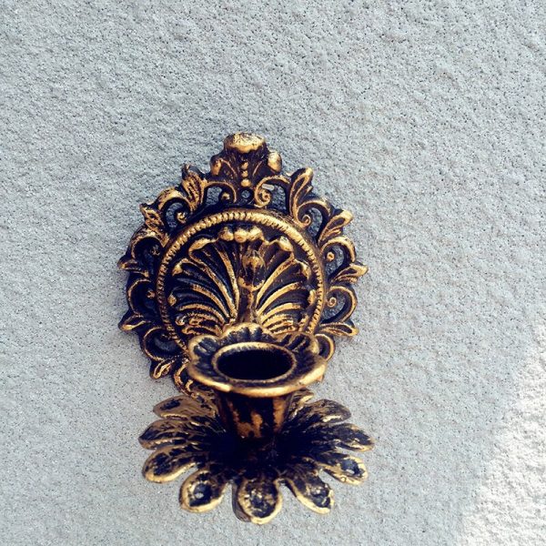 Accessoire décoratif mural doré, idéal pour l'éclairage d'ambiance