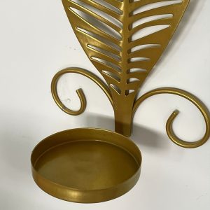 Décoration murale élégante avec deux bougeoirs