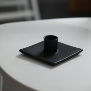 Grand bougeoir noir au design épuré