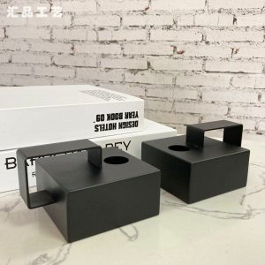 Bougeoir noir au design industriel moderne