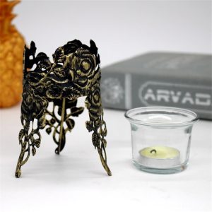 Bougeoir noir au design romantique avec roses