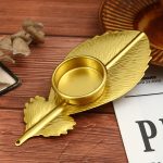 Accessoire décoratif en fonte avec motif plume