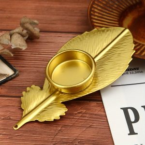 Accessoire décoratif en fonte avec motif plume