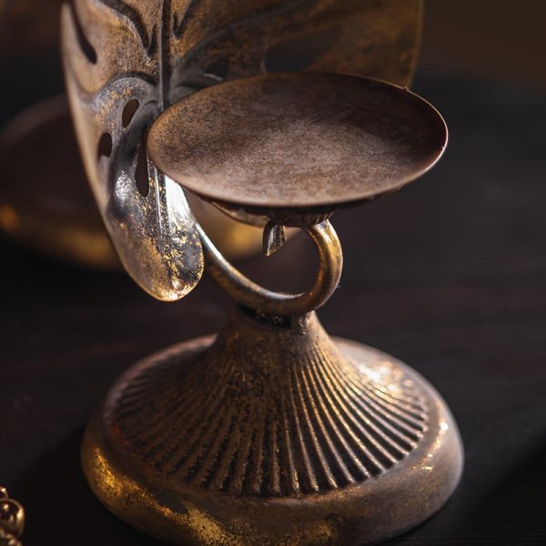Bougeoir en métal doré inspiré des tropiques, chic et tendance