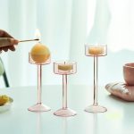 Set de bougeoirs en verre aux pieds colorés