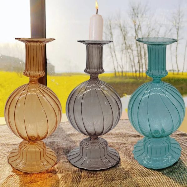 Design strié pour ce bougeoir en verre unique