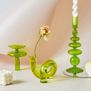 Bougeoir en verre vert d'eau élégant
