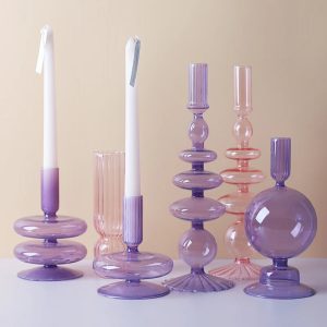 Bougeoir en verre violet pour une ambiance chaleureuse