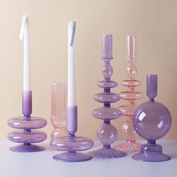 Bougeoir en verre violet pour une ambiance chaleureuse