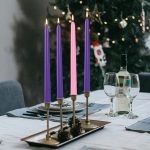 Bougies colorées en violet et rose - Décoration élégante