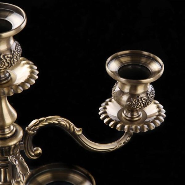 Candélabre orné de roses, design vintage