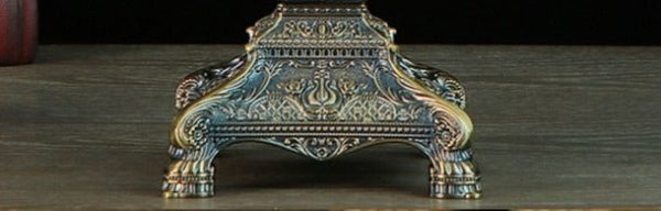 Élégant candélabre avec pied en griffe, décoration intemporelle