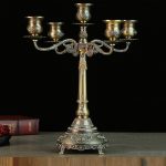 Candélabre ancien avec roses et pied griffé