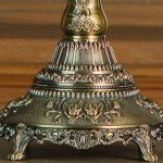 Élégant candélabre orné de roses et de griffes décoratives