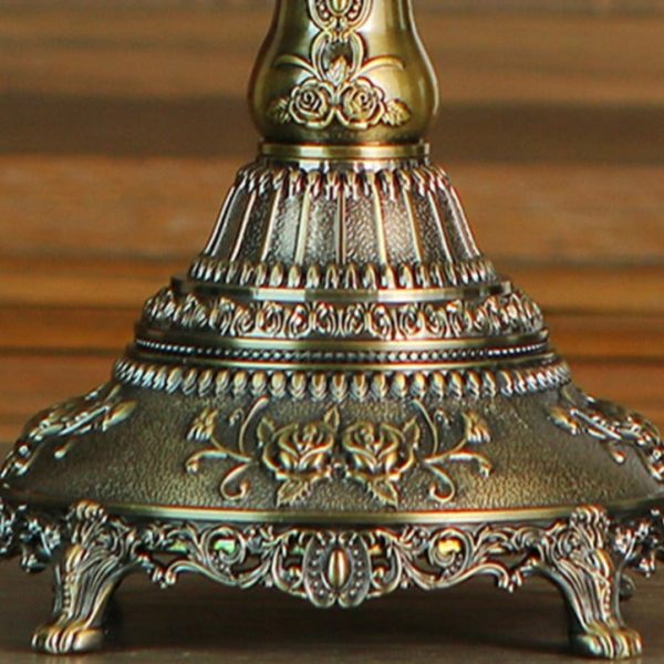 Élégant candélabre orné de roses et de griffes décoratives