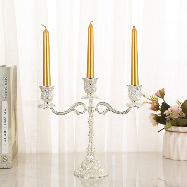 Chandelier décoratif argenté à trois bras de lumière