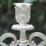 Ornement argenté pour chandelier à trois branches