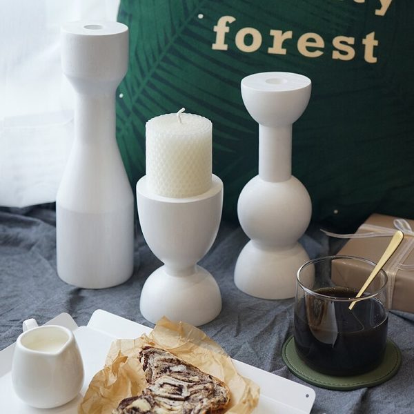 Chandelier design en bois blanc, ambiance chaleureuse