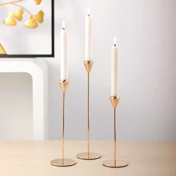 Chandelier doré en métal, design élégant