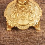 Chandelier en fonte dorée au design classique