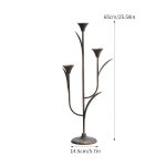 Éclairage doré en forme de branches stylisées