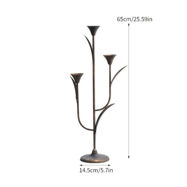 Éclairage doré en forme de branches stylisées