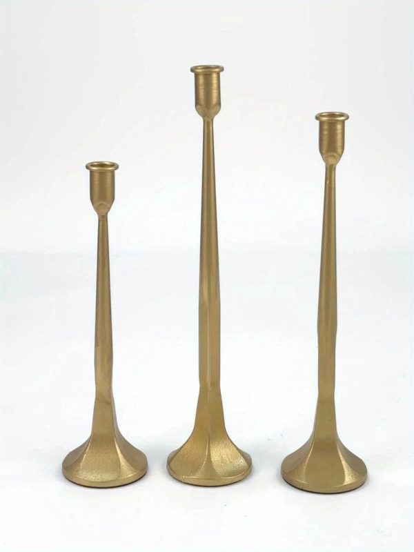 Lustre en métal doré, élégance intemporelle