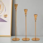 Chandelier doré en métal avec trois cônes