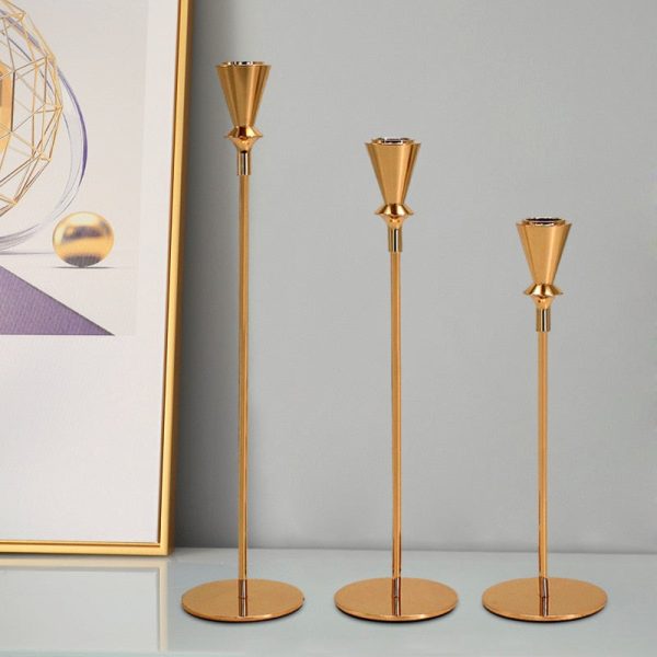 Chandelier doré en métal avec trois cônes