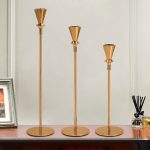 Élégant chandelier en fer forgé doré