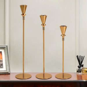 Élégant chandelier en fer forgé doré