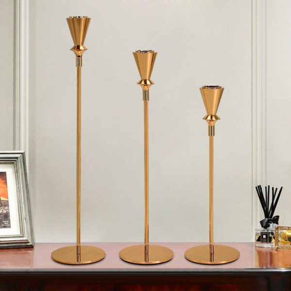 Élégant chandelier en fer forgé doré