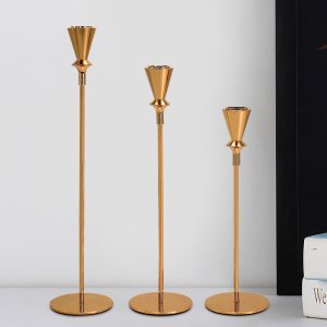 Chandelier en fonte avec cônes décoratifs