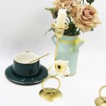 Chandelier doré avec détails floraux artistiques